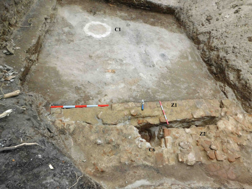Fig. 6. Cercetările arheologice realizate la Biserica „Sfântul Dumitru-Poştă” 2021. Structuri de zid și complexe identificate; detaliu suprapunere C3-R5-M5.